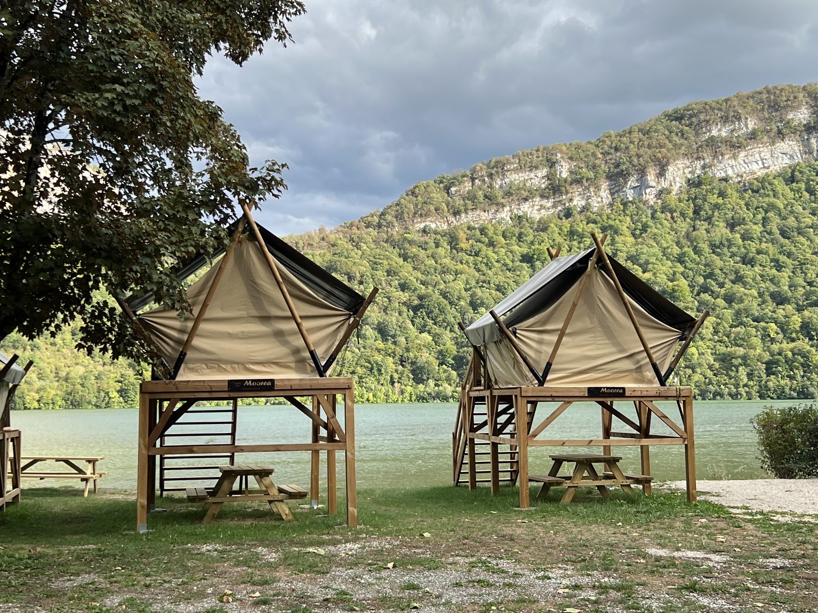 Deux tentes perchées au bord d'un lac du Jura