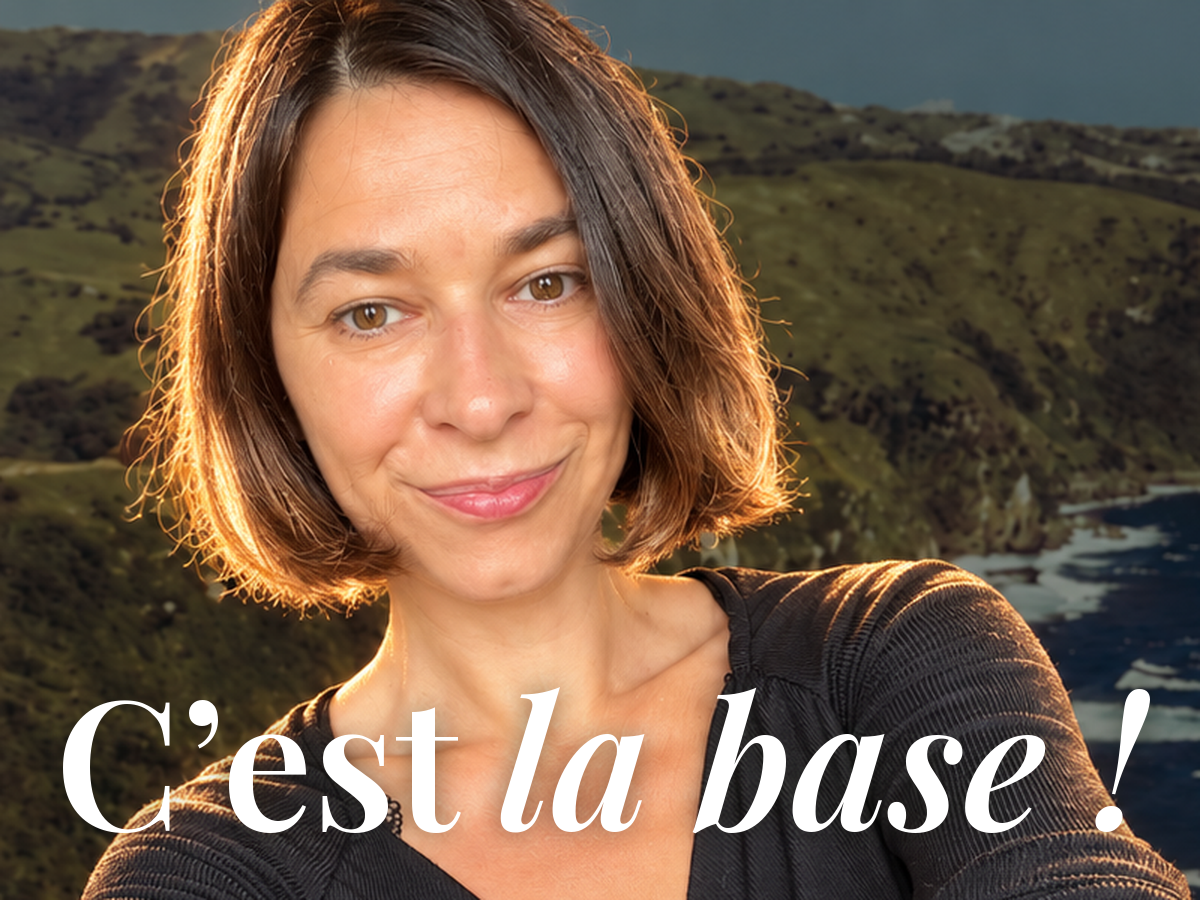 Angélique Robin devant une côte sauvage, titre C'est la base !